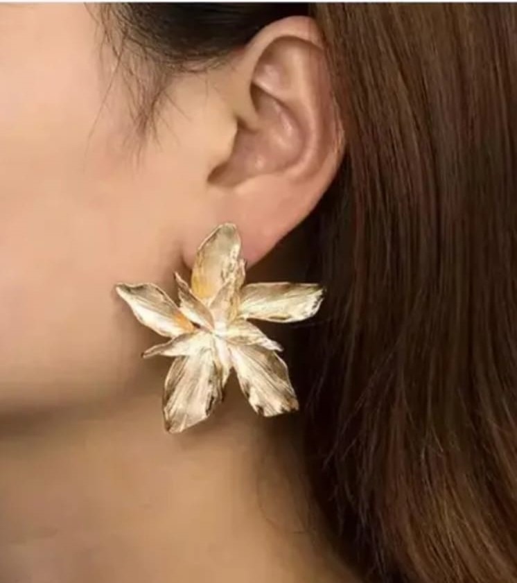 Flower stud earrings